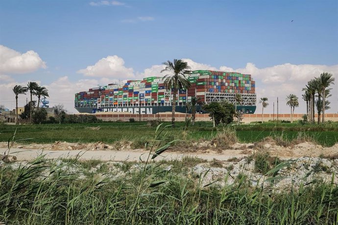 El carguero Ever Given en el Canal de Suez 