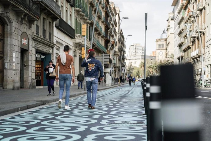 Barcelona estrena el nuevo diseño de la calle Pelai, con 1.500 metros cuadrados más para peatones