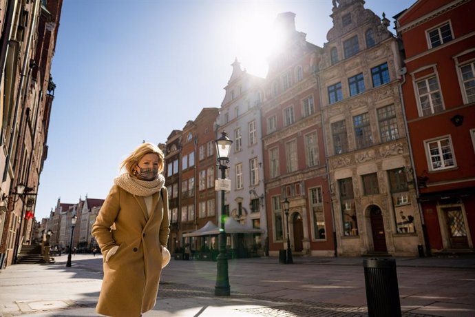 Una mujer con mascarilla por el coronavirus en la ciudad polaca de Gdansk