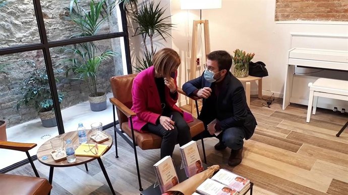 El vicepresidente de la Generalitat en funciones y candidato de ERC a la Presidencia, Pere Aragons, conversa con la expresidenta del Parlament Carme Forcadell.