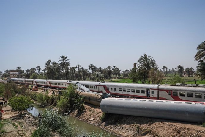 27 March 2021, Egypt, Tahta: A general view of the scene where two passenger trains collided near Tahta in Sohag Governorate. Egyptian media said the collision caused some carriages to derail, killing at least 32 people and injuring dozens of others. Ph