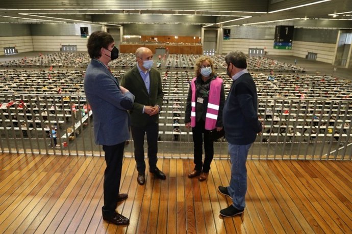 El BEC de Barakaldo ha acogido este sábado el proceso selectivo para cubrir 751 plazas de agente de la policía vasca