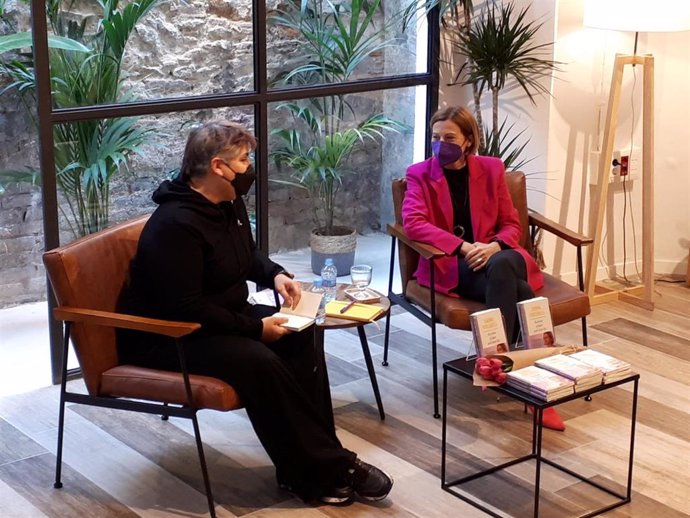 La expresidenta del Parlament Carme Forcadell en la presentación de su libro 'Escrivim el futur amb tinta lila' --Escribamos el futuro con tinta lila-- en una librería de Barcelona.