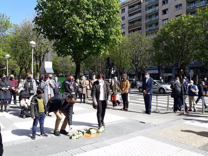 Ofrenda floral en las placas colocadas en San Sebastián en memoria de Enrique Cuesta y Antonio Gómez, víctimas de los CCAA