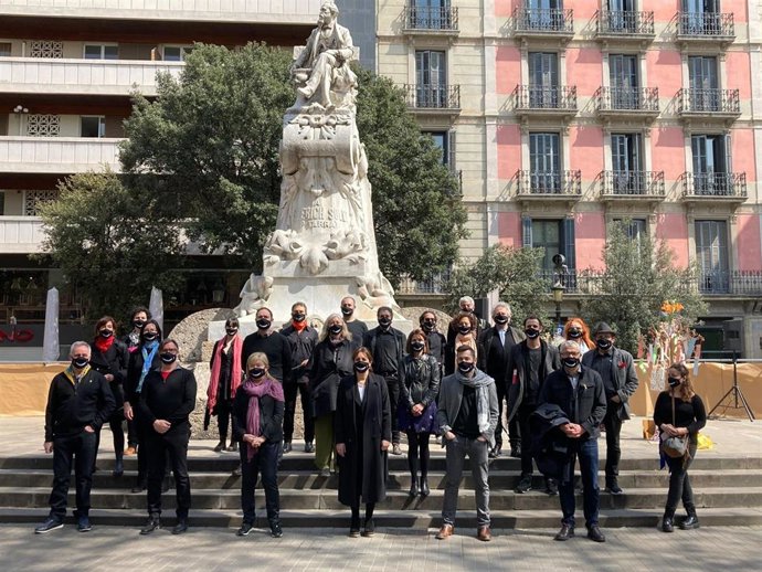 Miembros de la Asociación de Actores y Directores Profesionales de Catalunya (AADPC) junto a la consellera de Cultura, ngels Ponsa, en el Día Mundial del Teatro