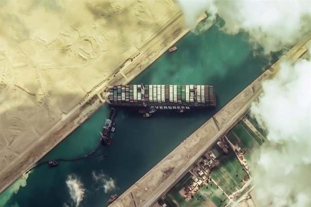 Una imagen de satélite del buque 'Ever Given', atravesado en el Canal de Suez
