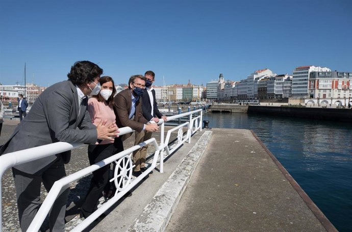 El presidente del Puerto de A Coruña, Martín Fernández Prado, la alcaldesa de A Coruña, Inés Rey, el presidente de la Xunta, Alberto Núñez Feijóo, y el delegado de la Xunta en A Coruña, Gonzalo Trenor, en la apertura del muelle de trasatlánticos.