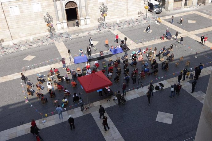 Entidades piden retomar las actividades culturales en un acto en la plaza Sant Jaume de Barcelona