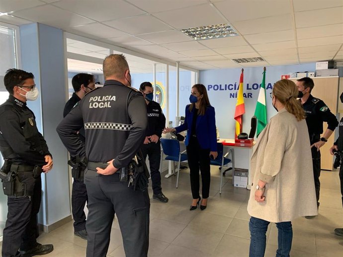 Maribel Sánchez visita la Policía Local de Níjar.