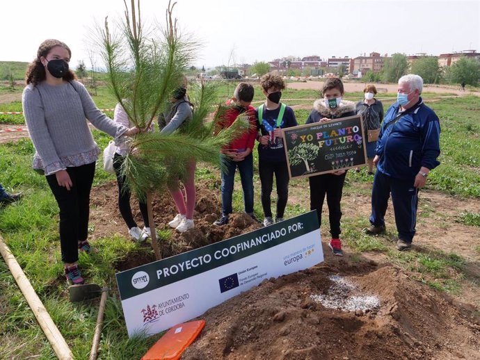 Escolares de Fátima participan en la plantación de árboles del Parque de Levante.