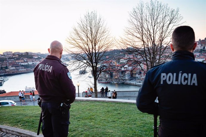 Vigilancia policial en Vila Nova de Gaia, Portugal