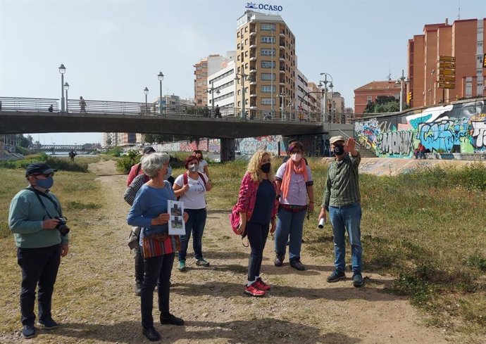 Ediles de Adelante durante la tura fotográfica en el Guadalmedina