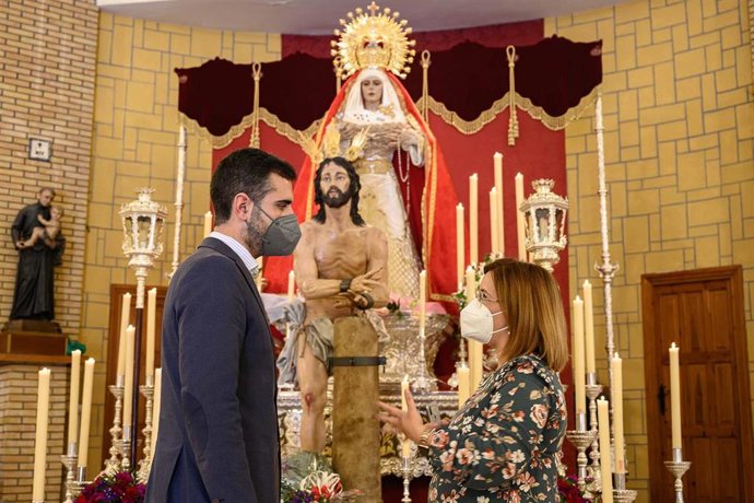 El alcalde visita una hermandad que habría salido este sábado.