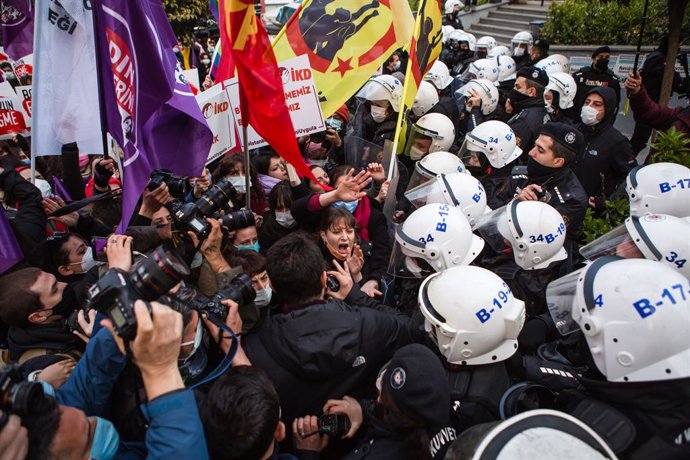 26 March 2021, Turkey, Istanbul: People skirmish with policemen during a demonstration against Turkey's withdrawal from Istanbul Convention on prevention of domestic violence. Photo: Osman Sadi Temizel/SOPA Images via ZUMA Wire/dpa