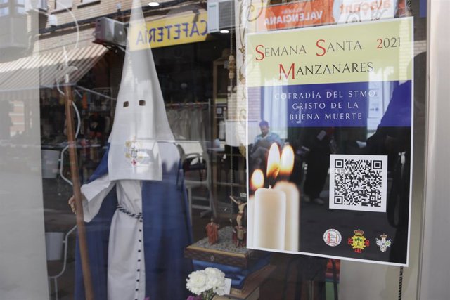 La Semana Santa de Manzanares, en los escaparates de la calle Empedrada.