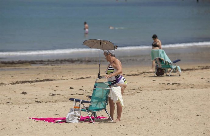 Archivo - Personas en la playa de La Caleta, que ha recibido la Bandera Azul, distintivo de que otorga la Fundación Europea de Educación Ambiental (FEE) a playas y puertos. En Cádiz (Andalucía, España), a 09 de junio de 2020.