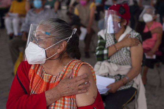 Una mujer mayor vacunada con una dosis de la farmacéutica CanSino en Nezahualcoyotl, México
