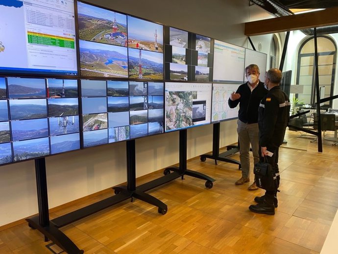 El director xeral de Defensa do Monte se reúne con el teniente coronel de infantería del V Batallón de Intervención en Emergencias de la UME