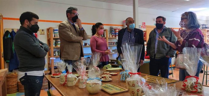 Visita del concejal y portavoz del grupo municipal de Cs en el Ayuntamiento de Aroche, Paulino Sosa, y el delegado territorial de Igualdad, Políticas Sociales y Conciliación, Manuel Antonio Conde, a las asociaciones AFA y AMAR de Aroche
