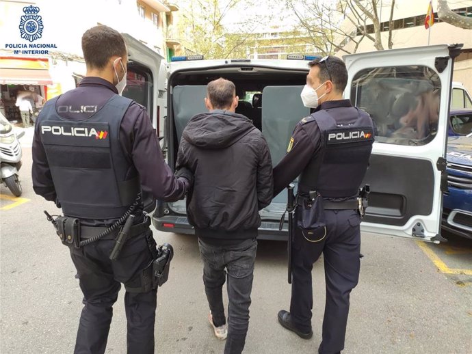 La Policía detiene al presunto autor de nueve robos con fuerza en domicilios y vehículos en Palma.