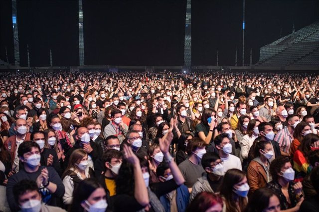 Unas 5.000 personas asisten al concierto de Love of Lesbian en el Palau Sant Jordi de Barcelona como prueba piloto experimental impulsada por la plataforma Festival por la Cultura Segura
