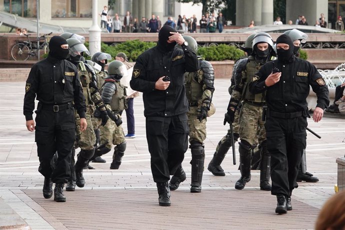 Archivo - 27 August 2020, Belarus, Minsk: Members of the AMAP (OMON) special police forces take position during a protest at the Independence Square against Belarusian President Alexander Lukashenko. Photo: Ulf Mauder/dpa