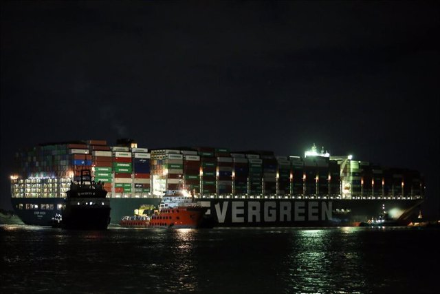 El buque 'Ever Given' en el canal de Suez