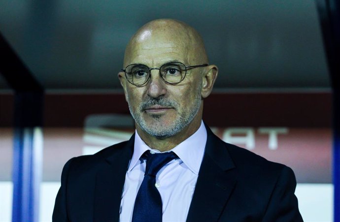 Archivo - ALCORCON, SPAIN - NOVEMBER 14: Luis de la Fuente, head coach of Spain Under-21, from Spain, during the Eurocup Qualifiers Under-21 Group F football match played between Spain Under-21 and Macedonia Under-21 at Santo Domingo Stadium on November