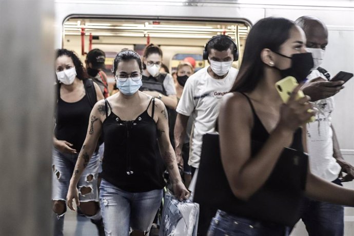 Pasajeros en el metro de Sao Paulo con mascarilla