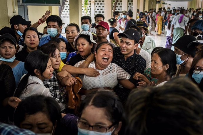 En Yangun (Birmania) lloran la muerte de familiares desde el golpe de Estado perpetrado el 1 de febrero.