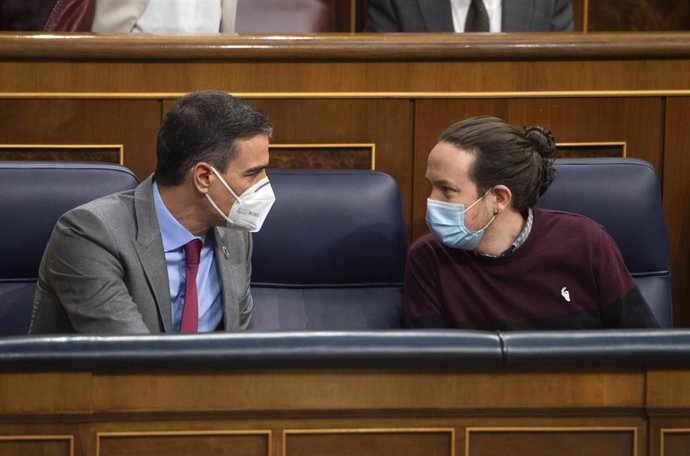 El presidente del Gobierno, Pedro Sánchez (i); conversa con el vicepresidente segundo del Gobierno, Pablo Iglesias, a su llegada a una sesión plenaria en el Congreso de los Diputados, Madrid, (España), a 24 de marzo de 2021