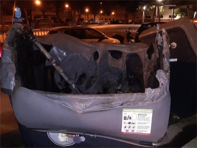 Contenedor afectado por un incendio.