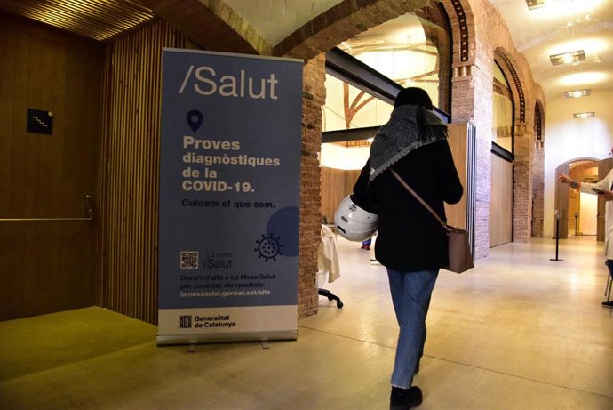 Archivo - Personas entrando en el Recinto Modernista del Hospital de Sant Pau para realizarse test de antígenos en Barcelona.