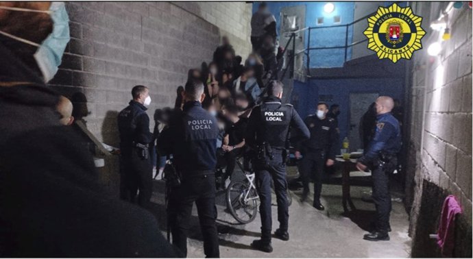 La Policía Local de Alicante desmantela una fiesta ilegal en un local con 30 personas en su interior