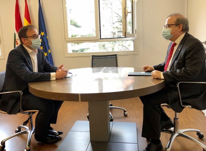 Reunión sobre los talleres diseñados por la Dirección General de Servicios Sociales y el Centro Asesor de la Mujer.