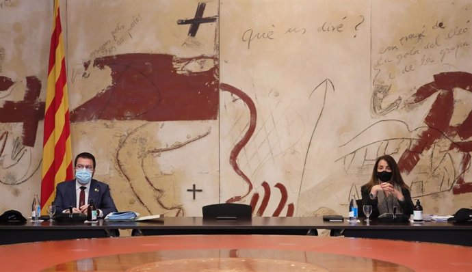 El vicepresident de la Generalitat en funcions, Pere Aragons, i la portaveu del Govern i consellera de la Presidncia en funcions, Meritxell Budó, en la reunió del Consell Executiu.