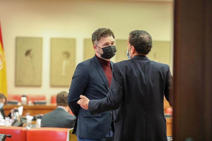 El portavoz de ERC en el Congreso, Gabriel Rufián, hablando con el portavozde Cs, Edmundo Bal