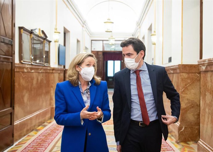 Archivo - Nadia Calviño y Pedro Casares