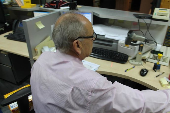 Archivo - Trabajador en una oficina