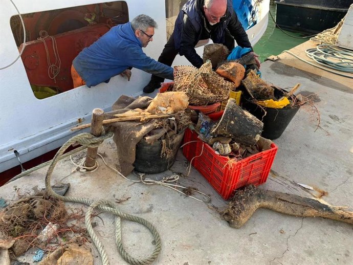 Archivo - Pescadores recogen desperdicios mientras faenan para luchar contra la basura marina.
