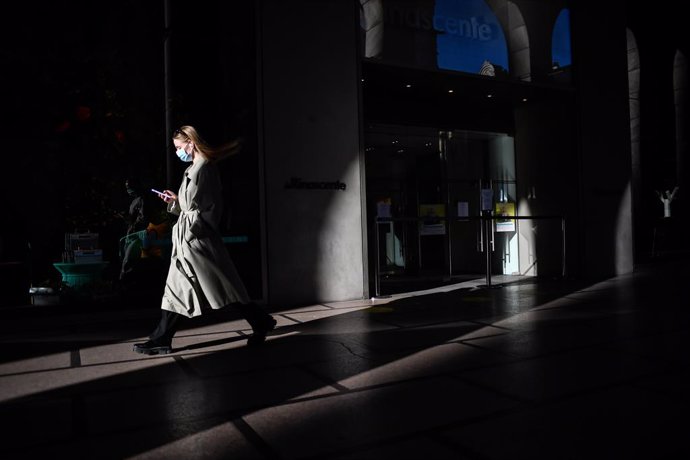 15 March 2021, Italy, Milan: Awoman wearing a face mask walks under the arcades of Milan's city center on the first day of the newly reimposed restrictions to curb the spreading of coronavirus. Photo: Claudio Furlan/LaPresse via ZUMA Press/dpa