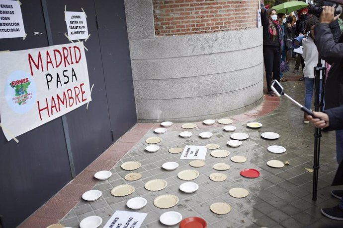 Archivo - Platos vacíos en el suelo frente a la puerta del Área de Familias, Igualdad y Bienestar Social, como signo de protesta en una concentración convocada para pedir ayuda contra el hambre, en Madrid, (España), a 14 de noviembre de 2020. 