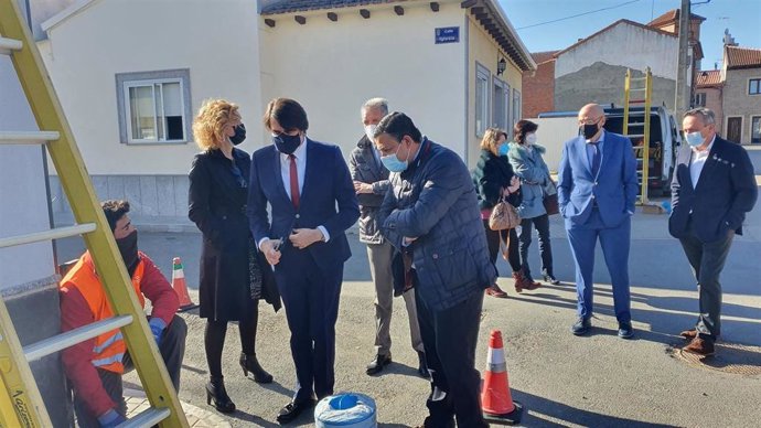 Suárez-Quiñones comprueba en Tiñosillos (Ávila) la implatación de la fibra óptica.