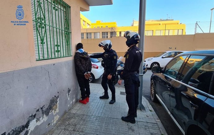 La Policía Nacional detiene a un hombre como presunto autor de un delito de tráfico de drogas en Palma.
