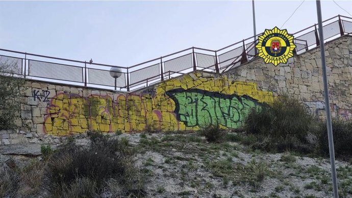 Graffiti pintando en la ladera del Castillo del Castillo de San Fernando