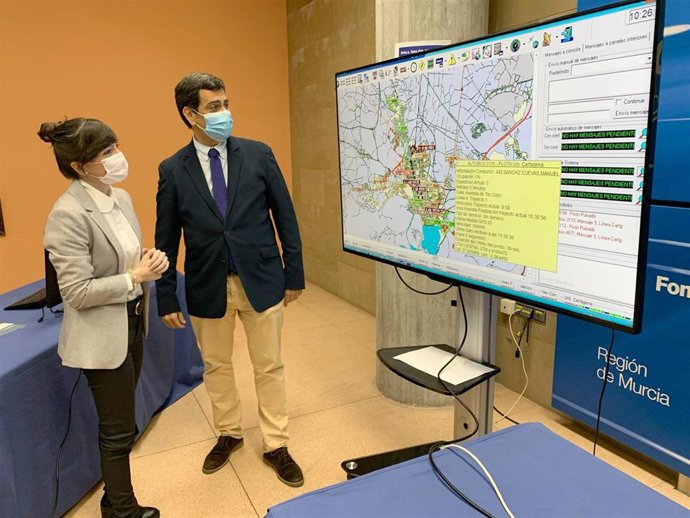 El consejero de Fomento e Infraestructuras, José Ramón Díez de Revenga, y la directora general de Movilidad y Litoral, Marina Munuera, durante el curso de formación impartido para el personal de la Consejería