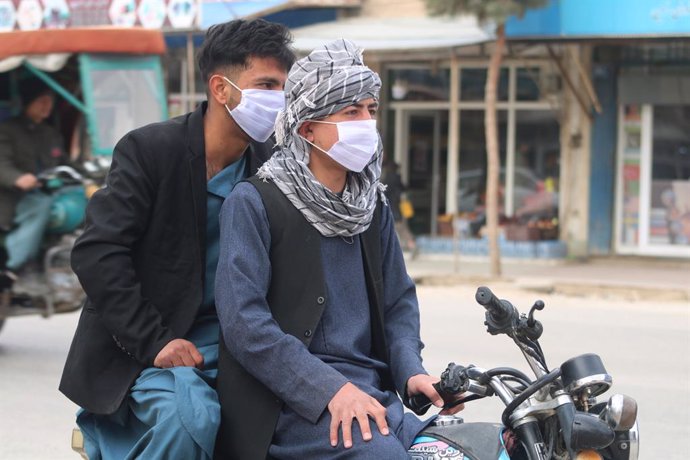 Dos hombres con mascarilla en una moto en la provincia de Yauzyán, en Afganistán