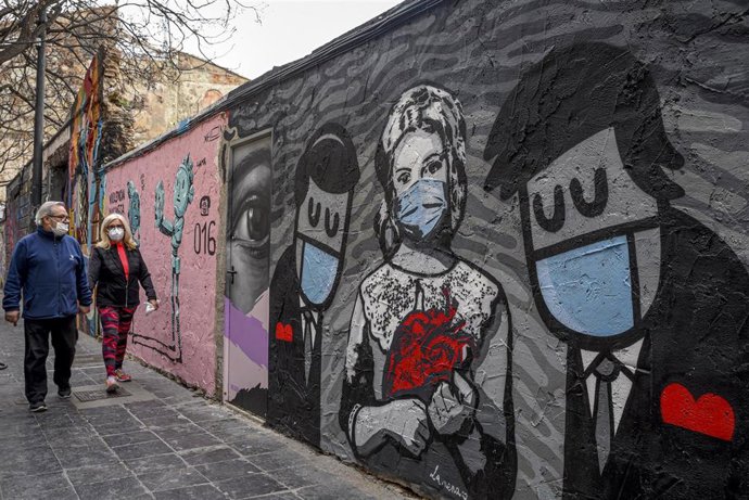 Un grafitti del artista DHOS en una vía de Valencia