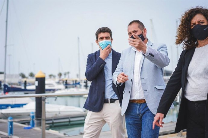 El portavoz de Ciudadanos en el Parlamento de Andalucía, Sergio Romero, junto a otros parlamentarios autonómicos de la formación naranja, se ha reunido este fin de semana en Chipiona (Cádiz) con representantes de puertos andaluces.