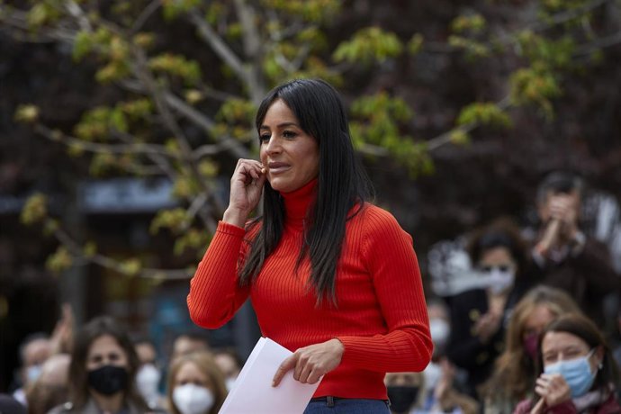 La vicealcaldesa de Madrid, Begoña Villacís interviene durante la presentación de Edmundo Bal como candidato a la presidencia de la Comunidad de Madrid en la Plaza de Santa Ana.